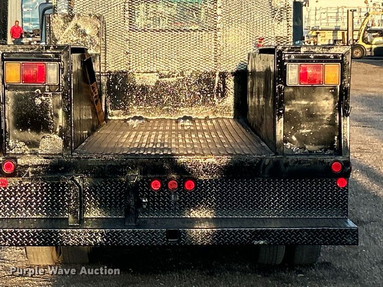 image for item EG1079 2006 Isuzu NPR flatbed truck