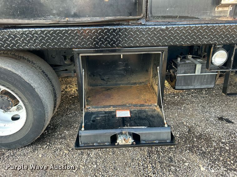 image for item EG1079 2006 Isuzu NPR flatbed truck