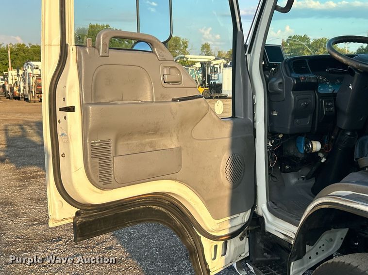 image for item EG1079 2006 Isuzu NPR flatbed truck