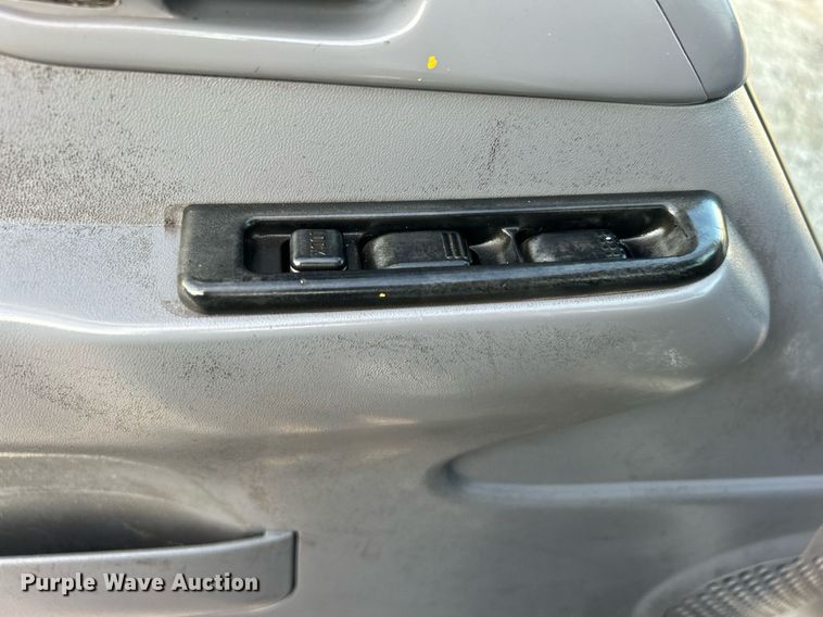 image for item EG1079 2006 Isuzu NPR flatbed truck