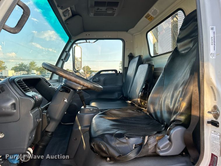 image for item EG1079 2006 Isuzu NPR flatbed truck