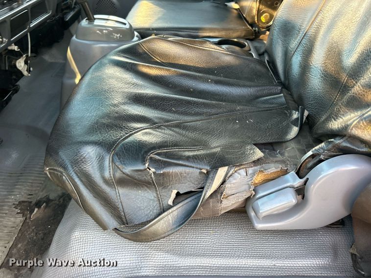 image for item EG1079 2006 Isuzu NPR flatbed truck