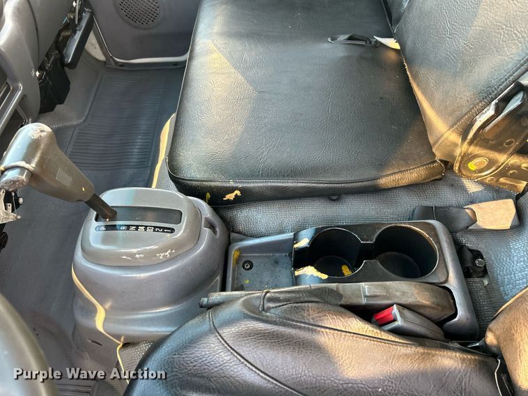 image for item EG1079 2006 Isuzu NPR flatbed truck