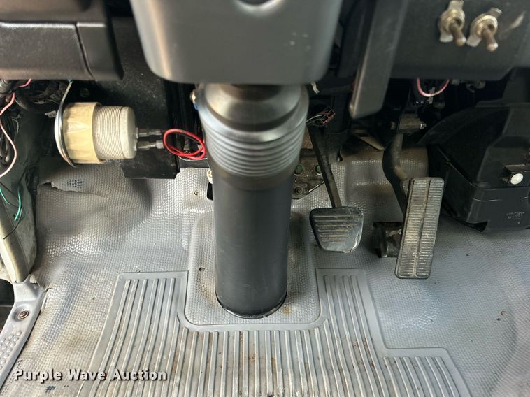 image for item EG1079 2006 Isuzu NPR flatbed truck