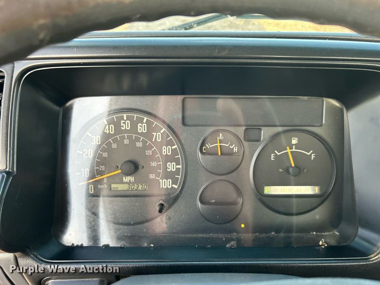 image for item EG1079 2006 Isuzu NPR flatbed truck