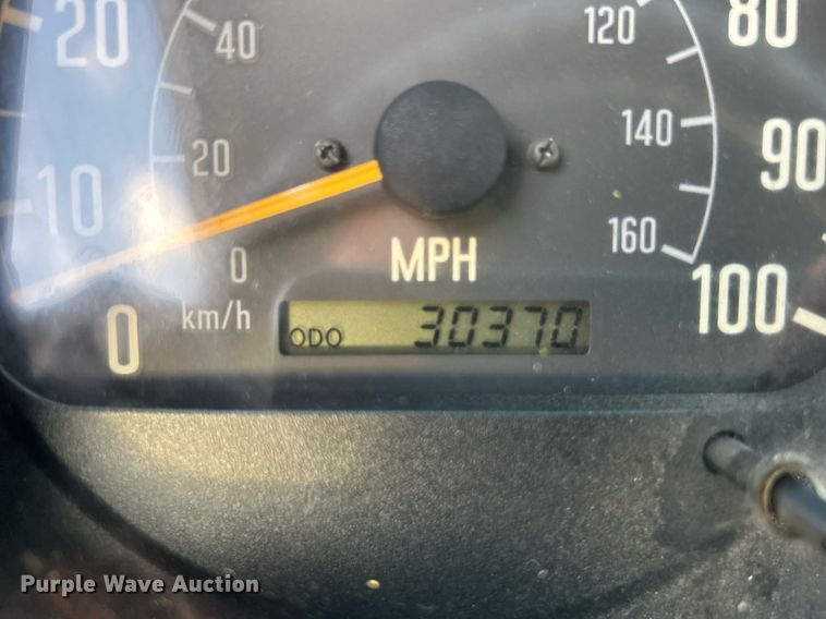 image for item EG1079 2006 Isuzu NPR flatbed truck