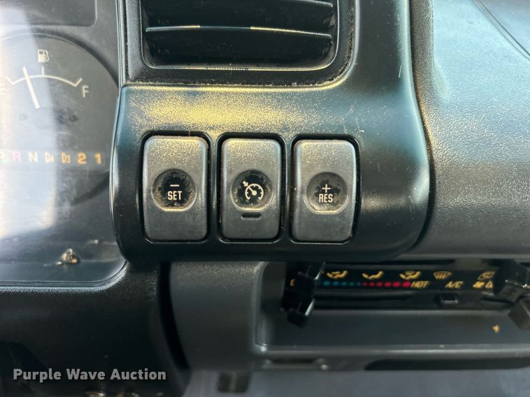 image for item EG1079 2006 Isuzu NPR flatbed truck