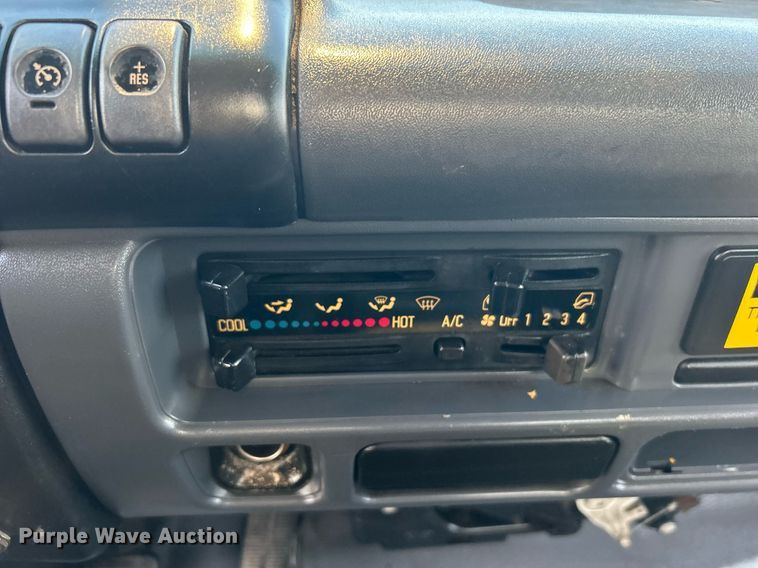 image for item EG1079 2006 Isuzu NPR flatbed truck