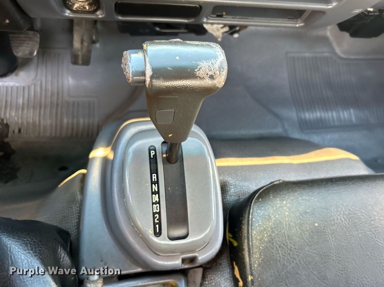 image for item EG1079 2006 Isuzu NPR flatbed truck