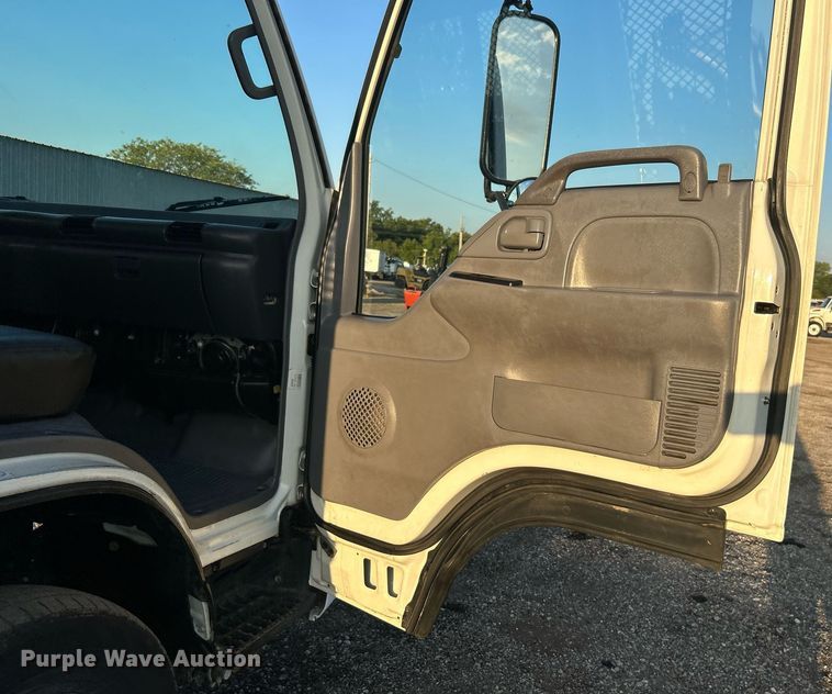 image for item EG1079 2006 Isuzu NPR flatbed truck