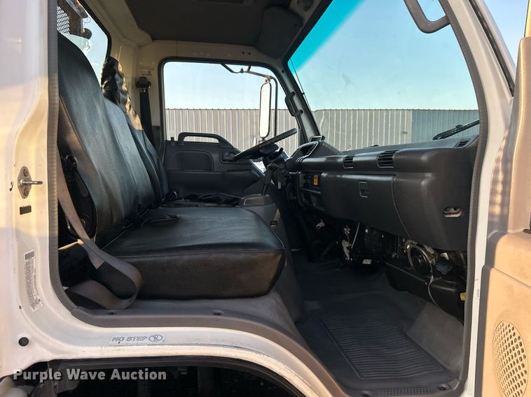 image for item EG1079 2006 Isuzu NPR flatbed truck