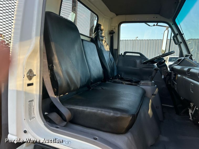 image for item EG1079 2006 Isuzu NPR flatbed truck