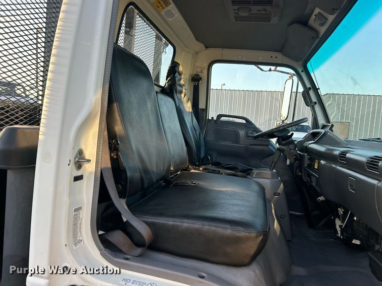 image for item EG1079 2006 Isuzu NPR flatbed truck