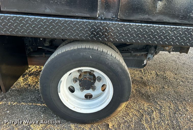 image for item EG1079 2006 Isuzu NPR flatbed truck