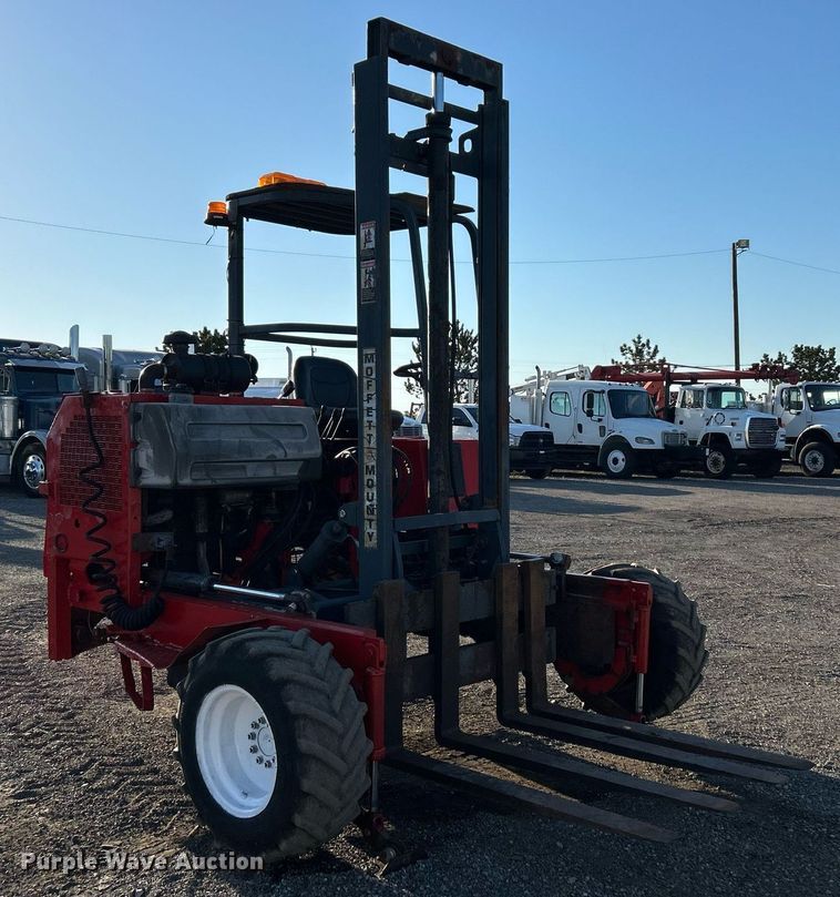 image for item EG1095 2000 Moffett M5000 forklift