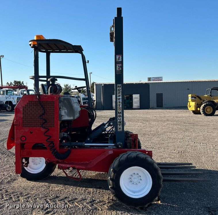 image for item EG1095 2000 Moffett M5000 forklift