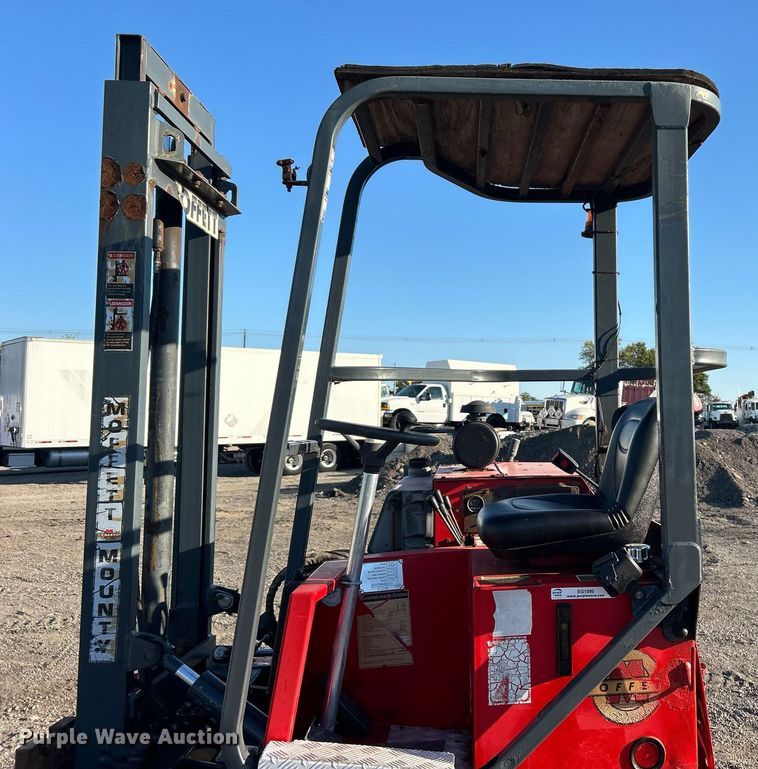 image for item EG1095 2000 Moffett M5000 forklift