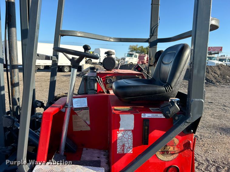 image for item EG1095 2000 Moffett M5000 forklift