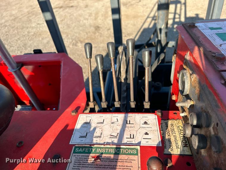 image for item EG1095 2000 Moffett M5000 forklift