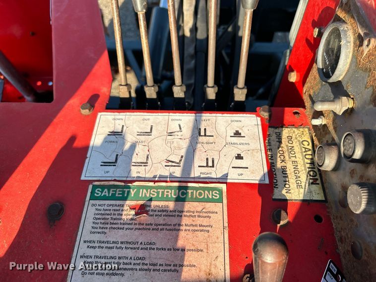 image for item EG1095 2000 Moffett M5000 forklift