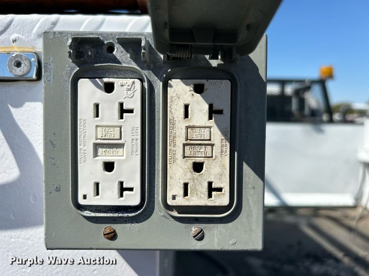 image for item EG1101 2012 Ford F550 Super Duty  SuperCab utility/ service truck