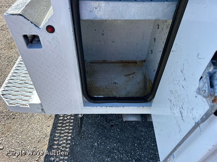 image for item EG1101 2012 Ford F550 Super Duty  SuperCab utility/ service truck