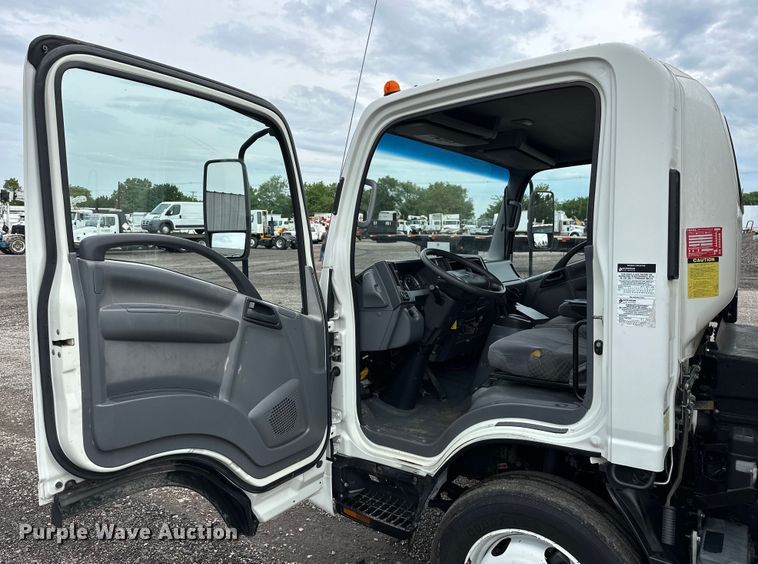 image for item EG1630 2012 Isuzu  NRR pressure washer truck