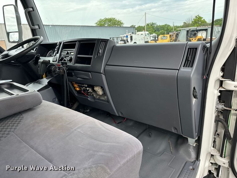 image for item EG1630 2012 Isuzu  NRR pressure washer truck