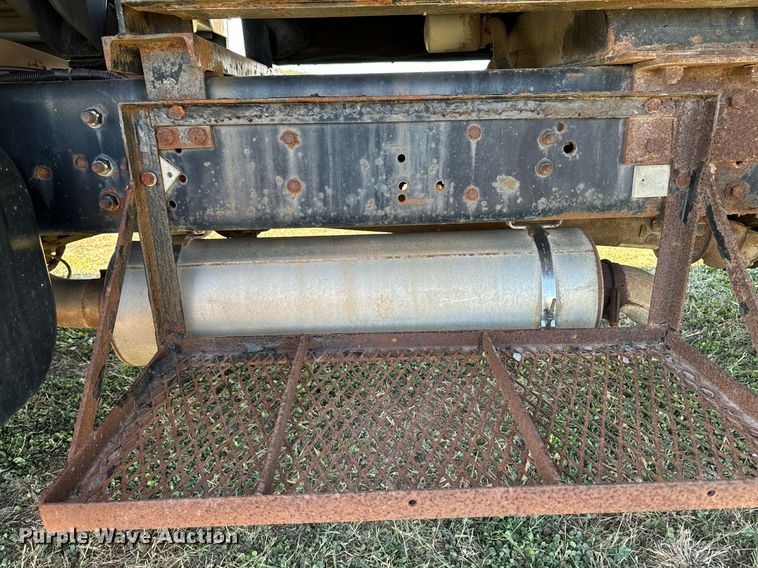 image for item EG6766 2000 Chevrolet C6500 rollback truck