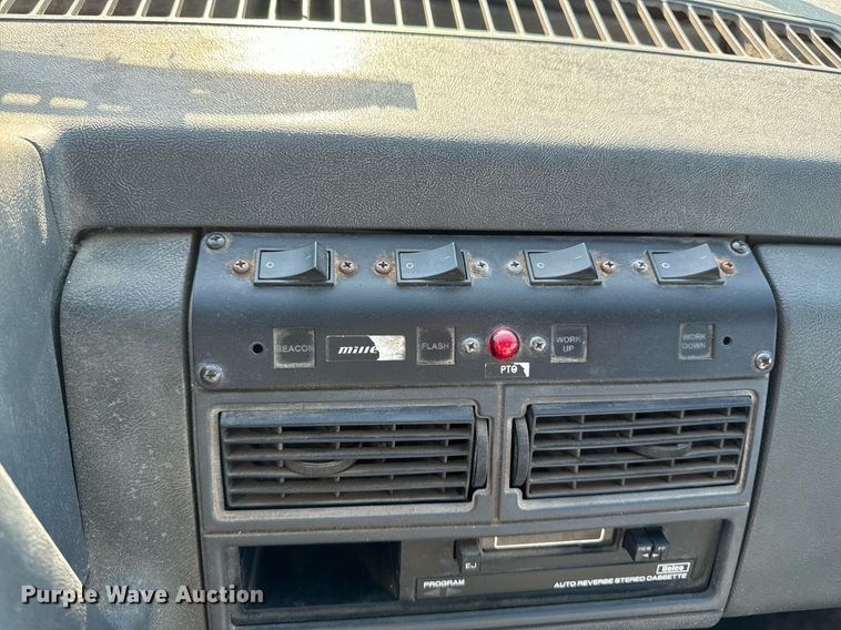 image for item EG6766 2000 Chevrolet C6500 rollback truck