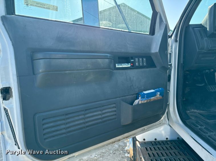 image for item EG6766 2000 Chevrolet C6500 rollback truck