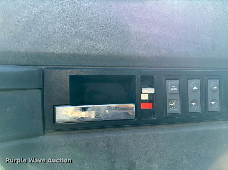 image for item EG6766 2000 Chevrolet C6500 rollback truck