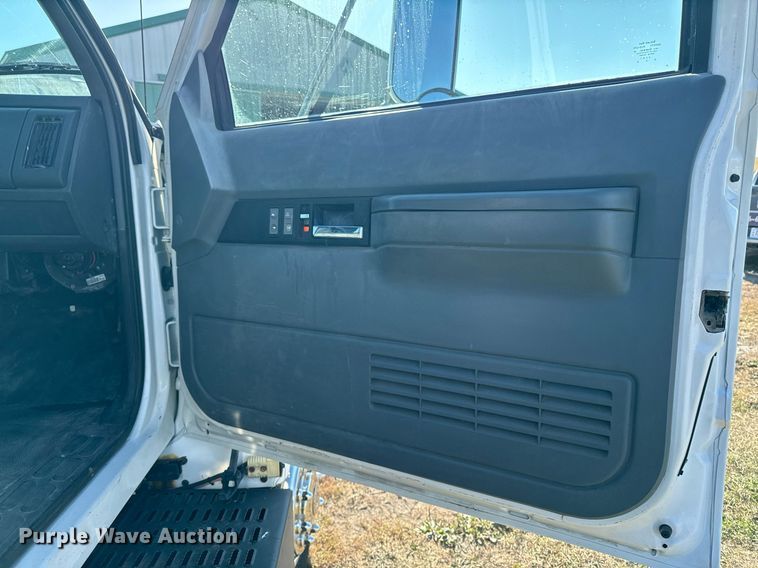 image for item EG6766 2000 Chevrolet C6500 rollback truck