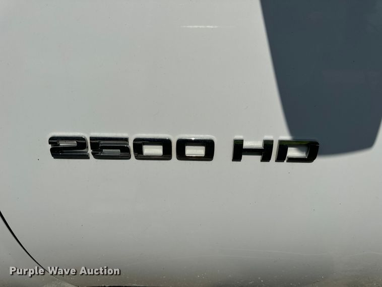 image for item EH7064 2014 Chevrolet  Silverado 2500HD Crew Cab pickup truck