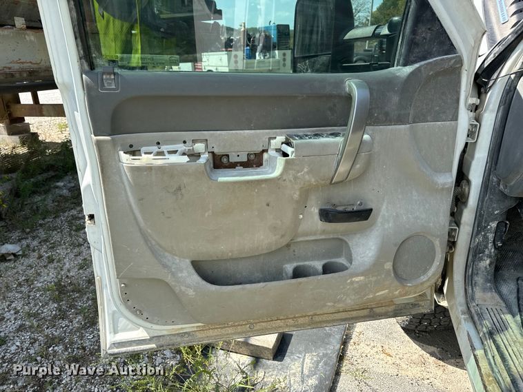 image for item EH7064 2014 Chevrolet  Silverado 2500HD Crew Cab pickup truck