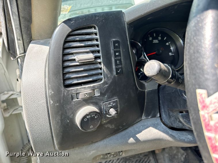 image for item EH7064 2014 Chevrolet  Silverado 2500HD Crew Cab pickup truck