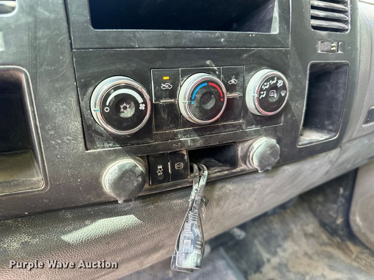 image for item EH7064 2014 Chevrolet  Silverado 2500HD Crew Cab pickup truck