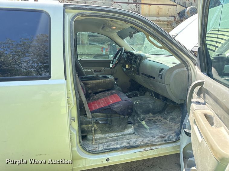 image for item EH7064 2014 Chevrolet  Silverado 2500HD Crew Cab pickup truck