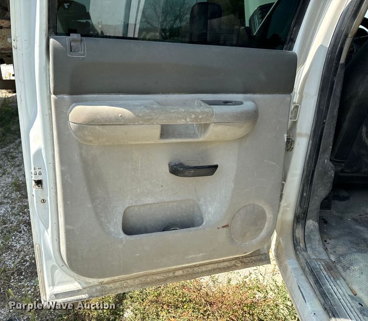 image for item EH7064 2014 Chevrolet  Silverado 2500HD Crew Cab pickup truck