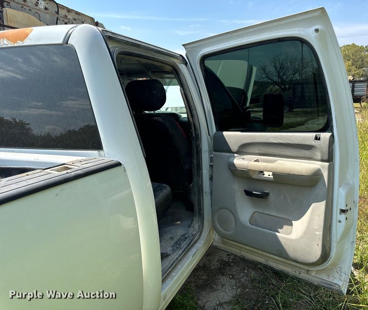 image for item EH7064 2014 Chevrolet  Silverado 2500HD Crew Cab pickup truck