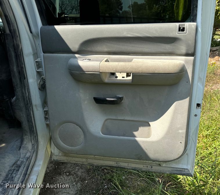 image for item EH7064 2014 Chevrolet  Silverado 2500HD Crew Cab pickup truck