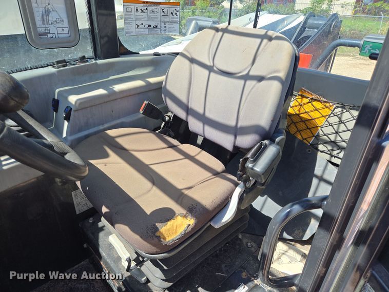 image for item EJ3063 2018 Bobcat V723 telehandler