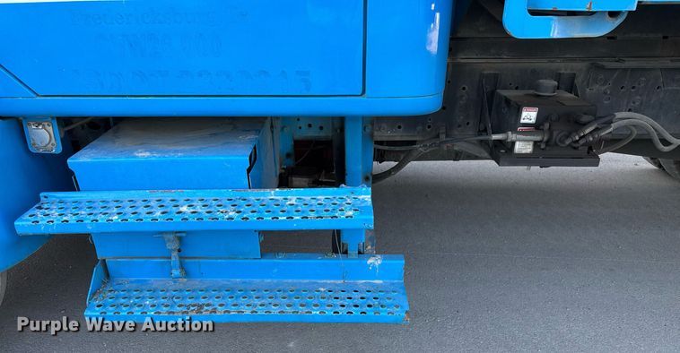 image for item EJ3094 2000 International  4700 dump truck