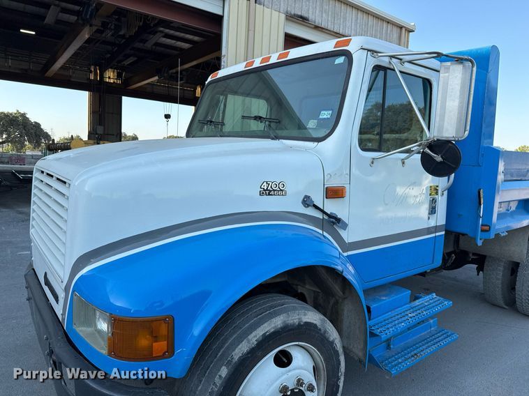 image for item EJ3094 2000 International  4700 dump truck