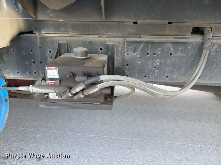 image for item EJ3094 2000 International  4700 dump truck