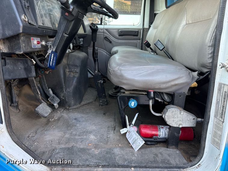 image for item EJ3094 2000 International  4700 dump truck