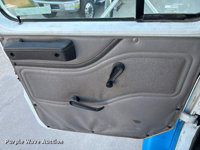 image for item EJ3094 2000 International  4700 dump truck