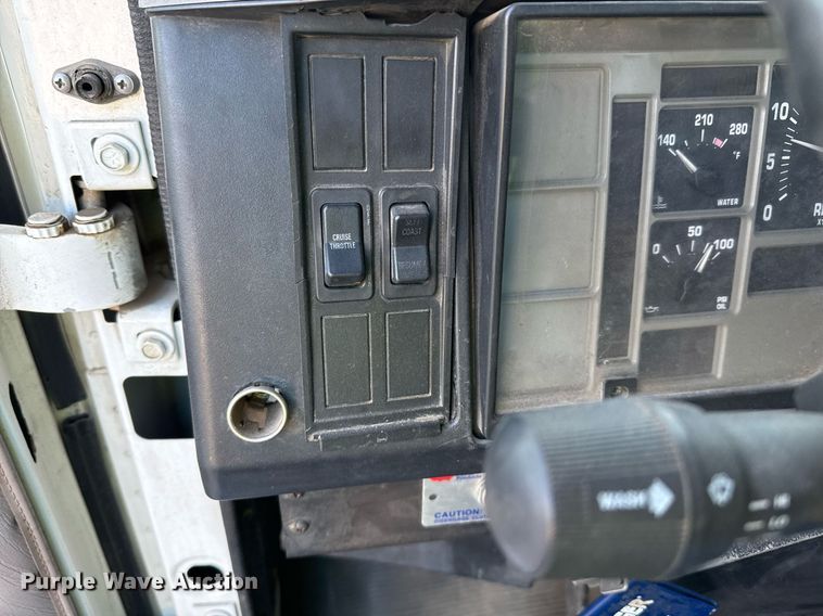 image for item EJ3094 2000 International  4700 dump truck