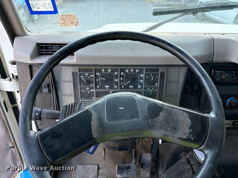 image for item EJ3094 2000 International  4700 dump truck