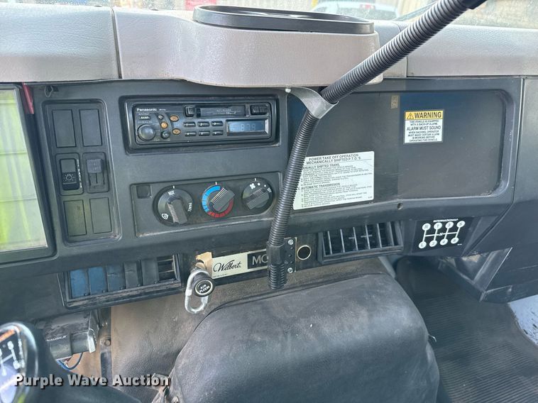 image for item EJ3094 2000 International  4700 dump truck